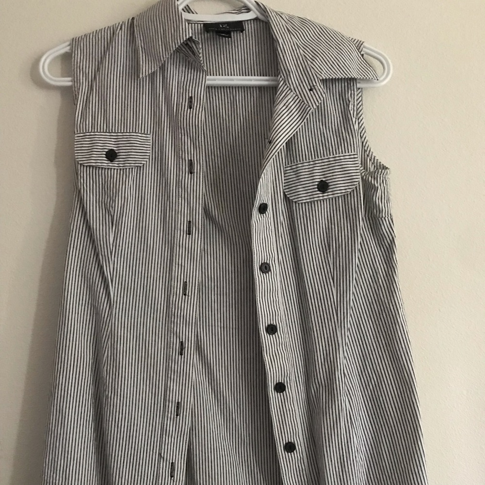 Sleeveless button down dress top